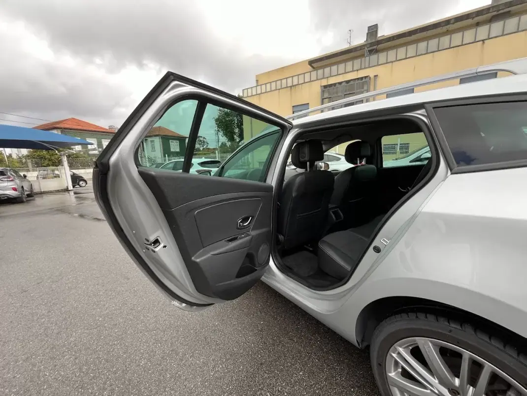 Renault Mégane Sport Tourer 2014 - 7750 EUR, 250000 km - AUTO.MOTO.pt - 250000km - foto 38 de 47
