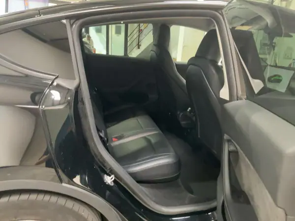 Tesla Model Y 2024 - 33990 EUR, 78253 km - 78253km - foto 6 de 17