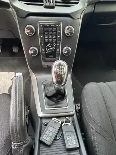 Volvo V40 Cross Country 2014 - 11750 EUR, 189500 km - AUTO.MOTO.pt - 189500km - foto 13 de 20