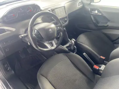 Peugeot 208 2019 - 10750 EUR, 112682 km - AUTO.MOTO.pt - 112682km - foto 8 de 12