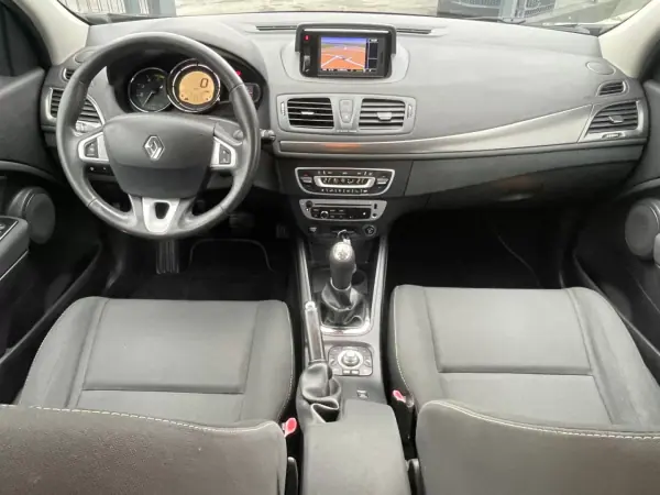 Renault Mégane Break 2012 - 7750 EUR, 289000 km - AUTO.MOTO.pt - 289000km - foto 5 de 9