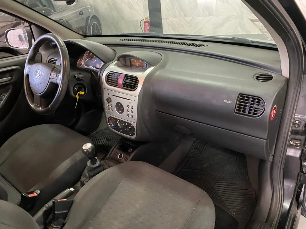Opel Corsa 2003 - 1250 EUR, 250000 km - AUTO.MOTO.pt - 250000km - foto 16 de 21