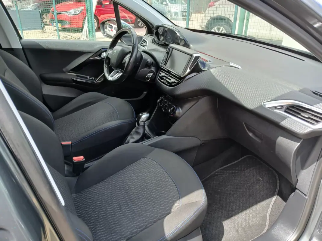 Peugeot 208 2017 - 7950 EUR, 104781 km - AUTO.MOTO.pt - 104781km - foto 23 de 26