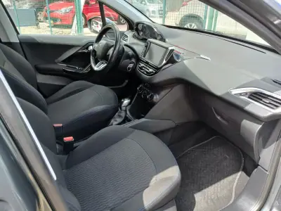 Peugeot 208 2017 - 7950 EUR, 104781 km - AUTO.MOTO.pt - 104781km - foto 23 de 26