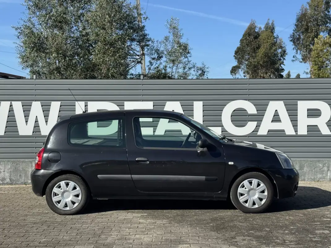 Renault Clio 2006 - 3500 EUR, 238000 km - AUTO.MOTO.pt - 238000km - foto 4 de 12