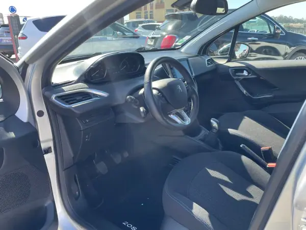 Peugeot 208 2018 - 10250 EUR, 88200 km - AUTO.MOTO.pt - 88200km - foto 3 de 17