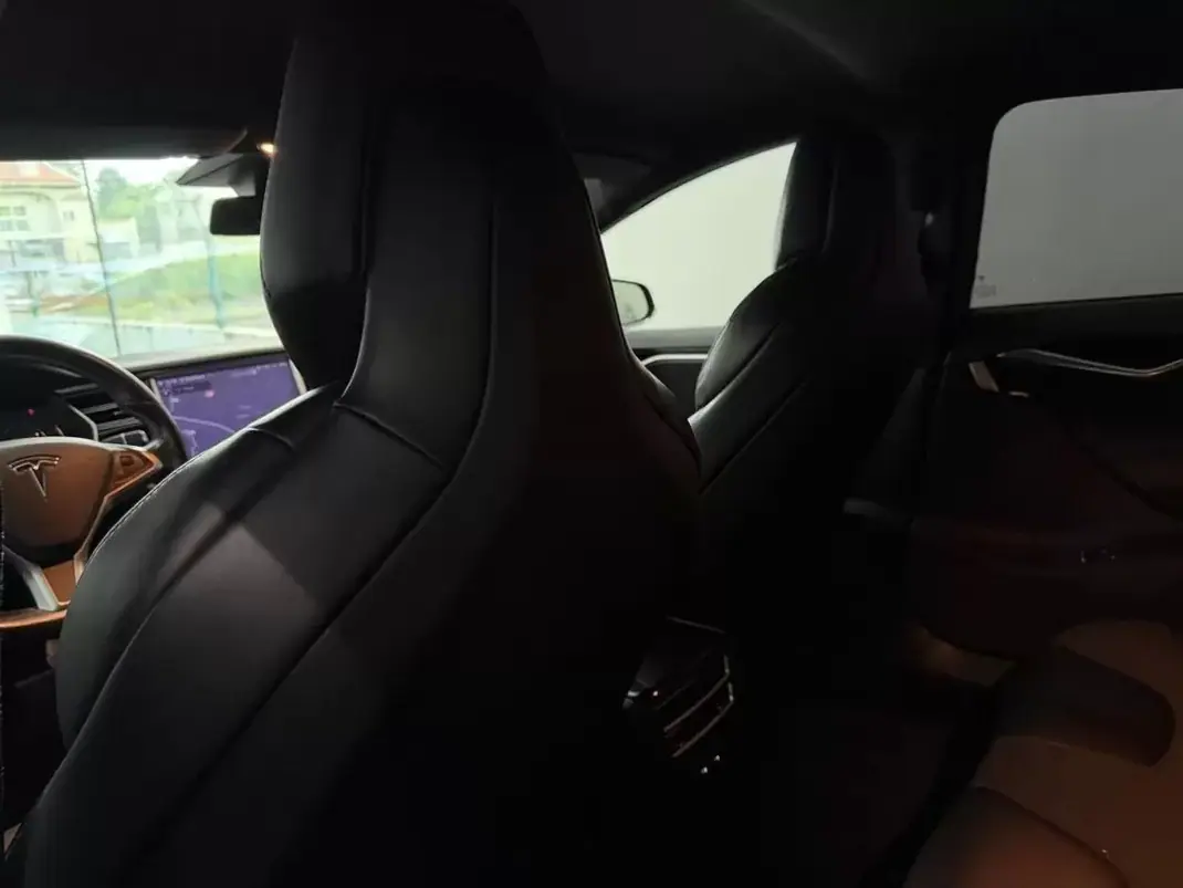 Tesla Model S 2017 - 19990 EUR, 237000 km - AUTO.MOTO.pt - 237000km - foto 29 de 37