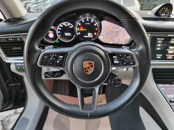 Porsche Panamera Sport Turismo 2018 - 84990 EUR, 147000 km - AUTO.MOTO.pt - 147000km - foto 34 de 50