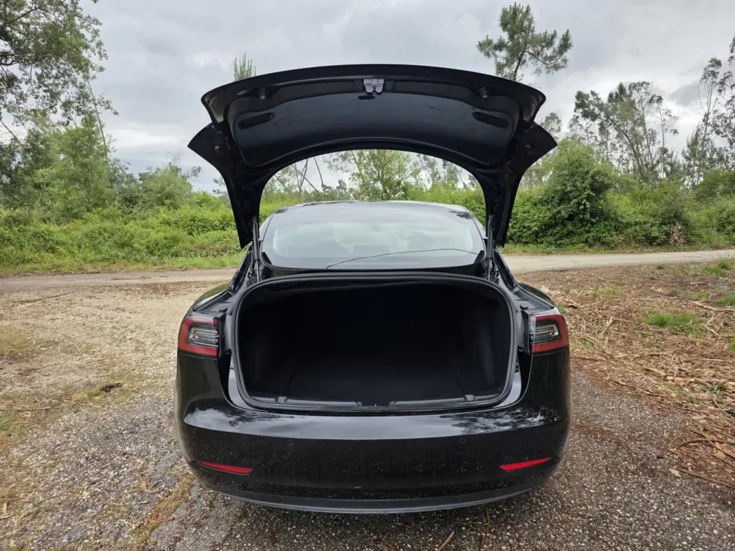 Tesla Model 3 2019 - 23900 EUR, 177000 km - AUTO.MOTO.pt - 177000km - foto 28 de 42