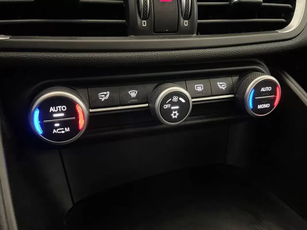 Alfa Romeo Giulia 2016 - 18500 EUR, 153000 km - AUTO.MOTO.pt - 153000km - foto 30 de 35