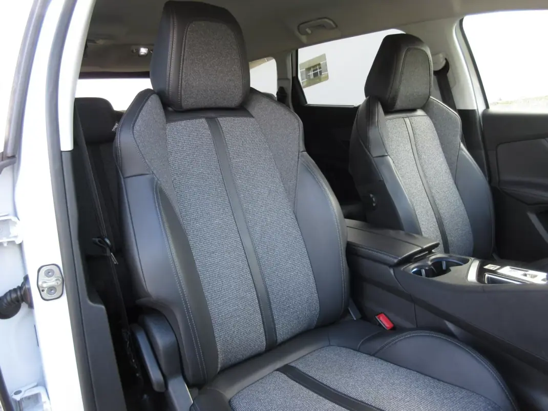 Peugeot 3008 2017 - 18990 EUR, 159000 km - AUTO.MOTO.pt - 159000km - foto 27 de 38