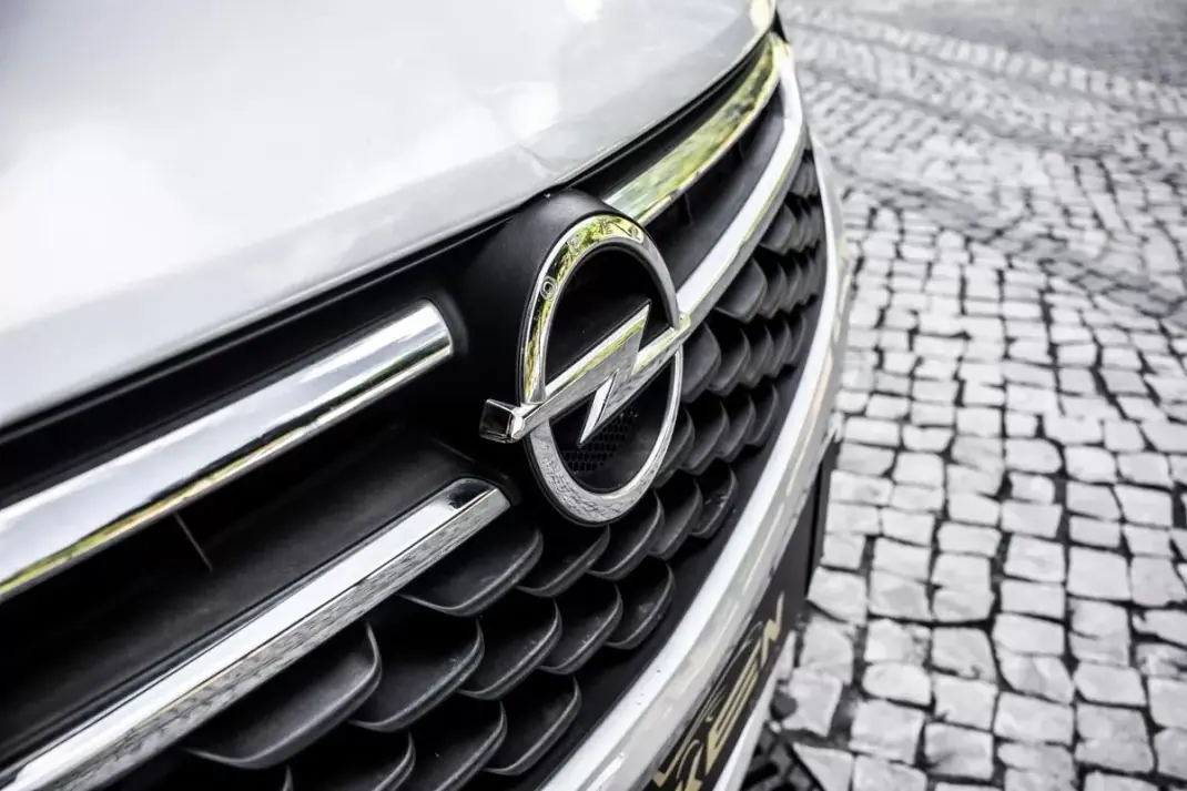 Opel Astra Sports Tourer 2018 - 9900 EUR, 225626 km - AUTO.MOTO.pt - 225626km - foto 9 de 34