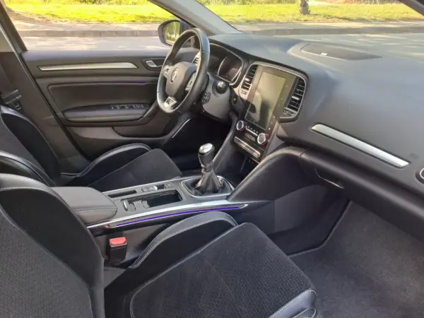 Renault Mégane 2016 - 14000 EUR, 159000 km - AUTO.MOTO.pt - 159000km - foto 15 de 17
