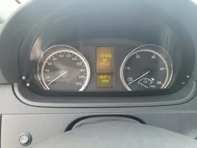 Mercedes-Benz VITO 109 CDI 3L 2012 - 15900 EUR, 177378 km - AUTO.MOTO.pt - 177378km - foto 9 de 20
