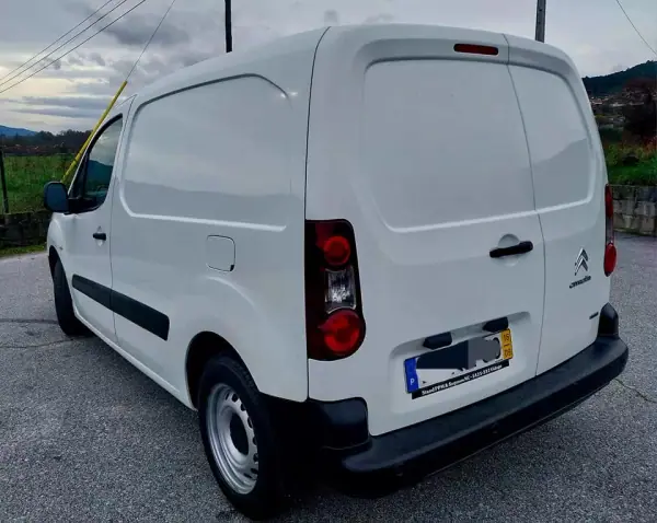 Citroën Berlingo 2016 - 12500 EUR, 126000 km - AUTO.MOTO.pt - 126000km - foto 3 de 9