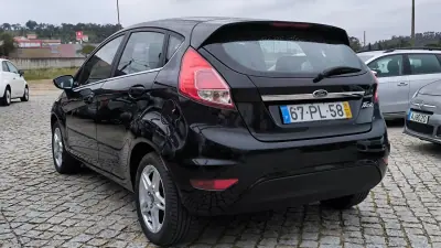 Ford Fiesta 2015 - 8450 EUR, 136200 km - AUTO.MOTO.pt - 136200km - foto 7 de 9