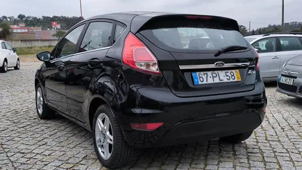 Ford Fiesta 2015 - 8450 EUR, 136200 km - AUTO.MOTO.pt - 136200km - foto 7 de 9