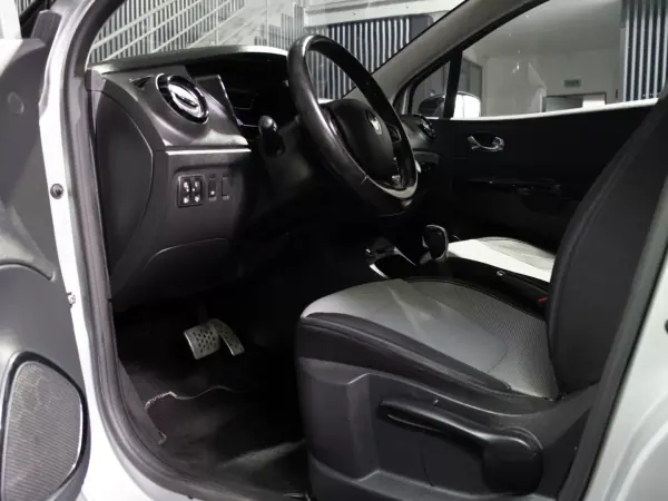 Renault Captur 2016 - 13990 EUR, 109000 km - AUTO.MOTO.pt - 109000km - foto 12 de 36