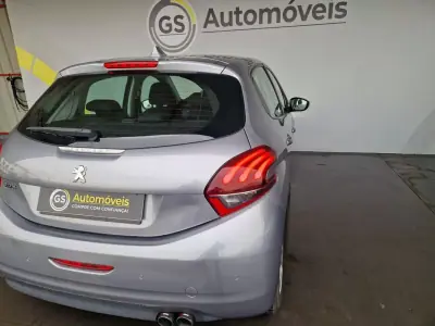 Peugeot 208 2019 - 13750 EUR, 180000 km - AUTO.MOTO.pt - 180000km - foto 10 de 11