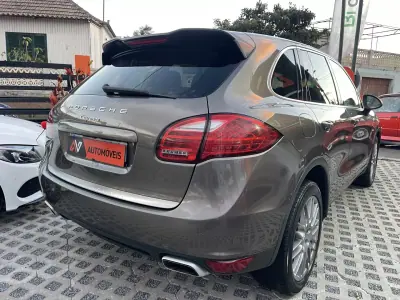 Porsche Cayenne 2011 - 25950 EUR, 237203 km - AUTO.MOTO.pt - 237203km - foto 7 de 12