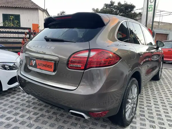Porsche Cayenne 2011 - 25950 EUR, 237203 km - AUTO.MOTO.pt - 237203km - foto 7 de 12