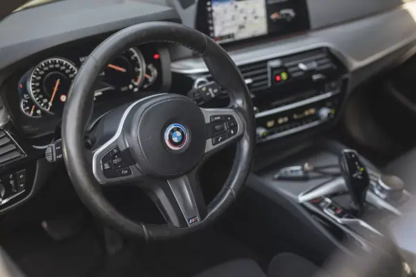 BMW 520 2018 - 29990 EUR, 144060 km - AUTO.MOTO.pt - 144060km - foto 16 de 41