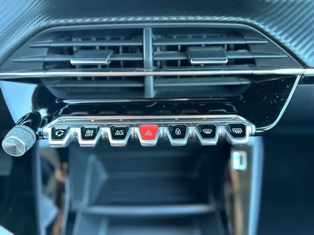 Peugeot 208 2021 - 10980 EUR, 80000 km - 80000km - foto 41 de 44