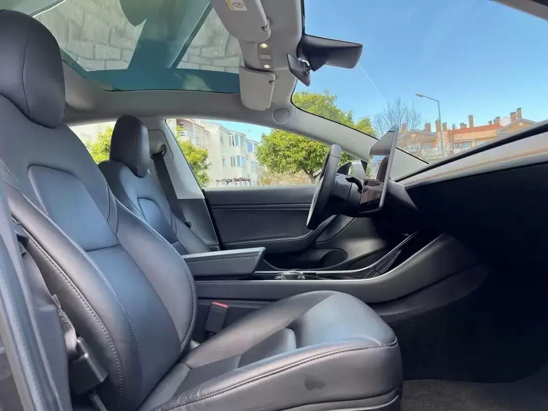 Tesla Model 3 2019 - 23990 EUR, 83000 km - AUTO.MOTO.pt - 83000km - foto 16 de 26