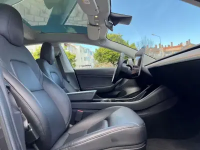 Tesla Model 3 2019 - 23990 EUR, 83000 km - AUTO.MOTO.pt - 83000km - foto 16 de 26