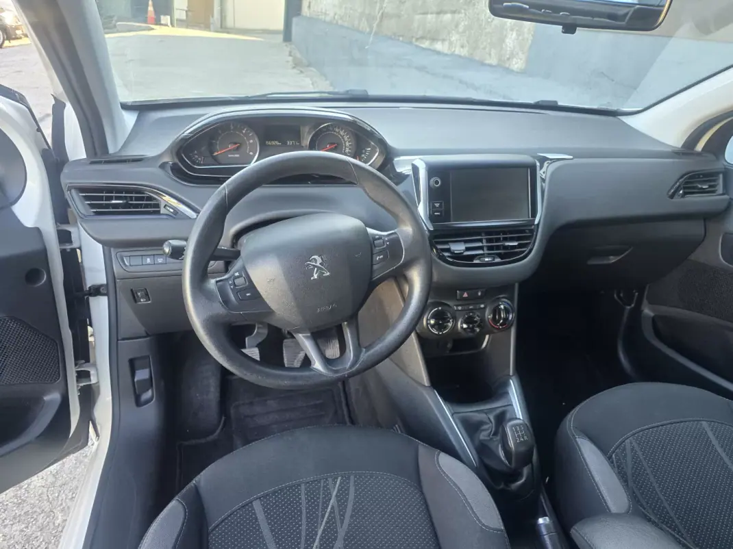 Peugeot 208 2014 - 7250 EUR, 157000 km - 157000km - foto 5 de 23