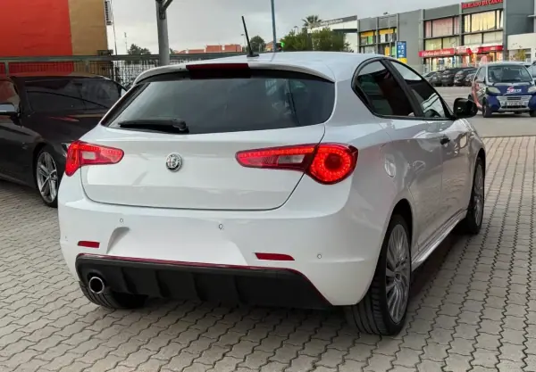 Alfa Romeo Giulietta 2016 - 13950 EUR, 139000 km - AUTO.MOTO.pt - 139000km - foto 4 de 18