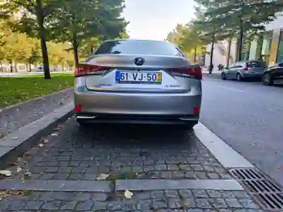 Lexus IS 300H 2018 - 25500 EUR, 68500 km - AUTO.MOTO.pt - 68500km - foto 3 de 4