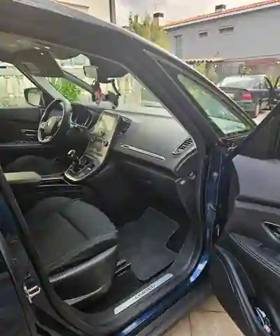 Renault Scénic 2019 - 17500 EUR, 91000 km - AUTO.MOTO.pt - 91000km - foto 7 de 9