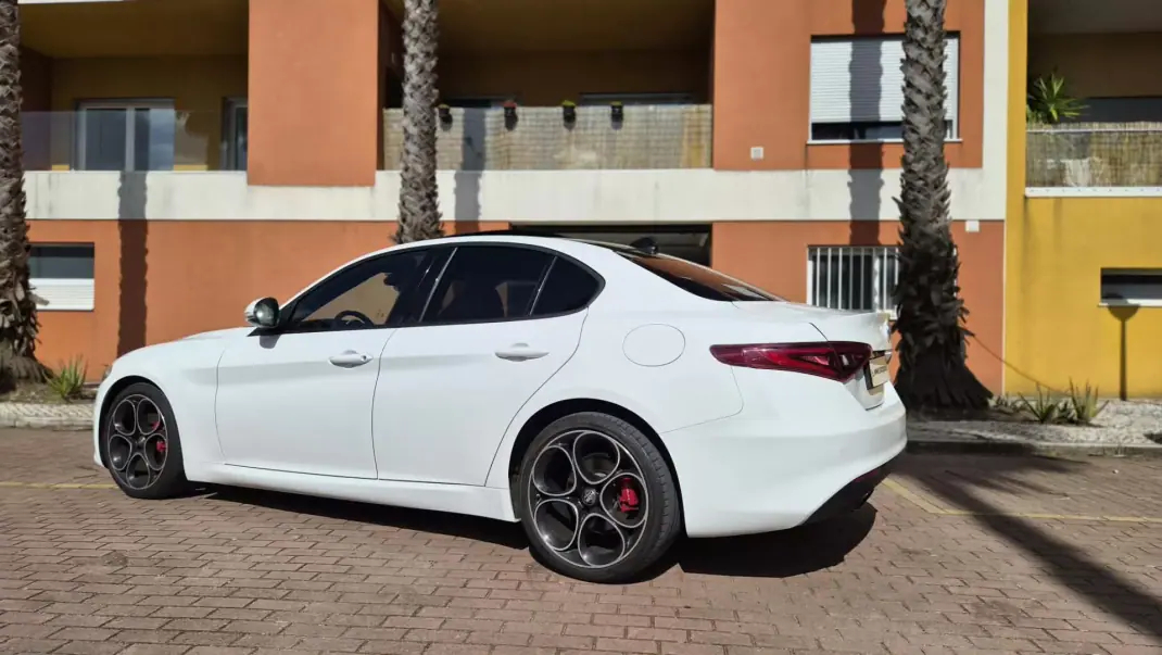 Alfa Romeo Giulia 2022 - 37480 EUR, 65000 km - AUTO.MOTO.pt - 65000km - foto 14 de 19