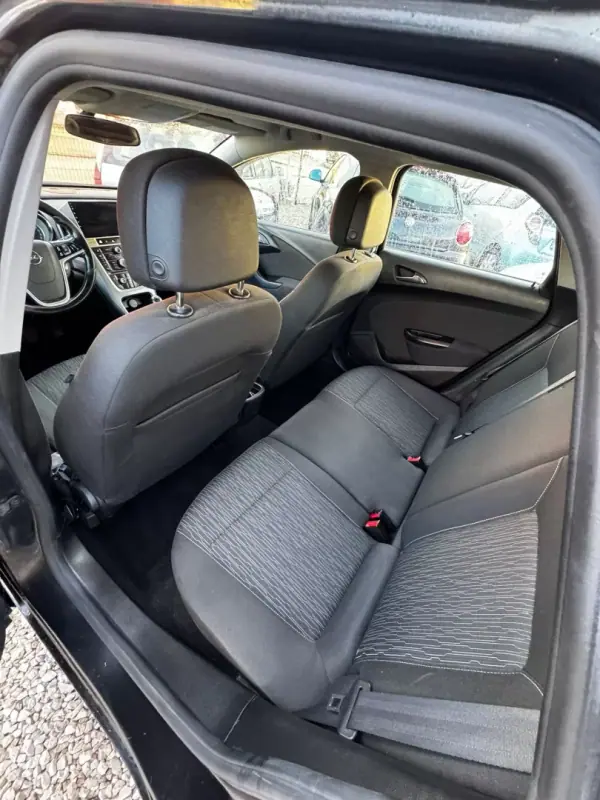 Opel Astra Sports Tourer 2015 - 8999 EUR, 276000 km - AUTO.MOTO.pt - 276000km - foto 7 de 8