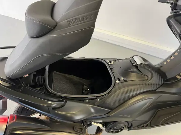 Yamaha TMAX 2016 - 8990 EUR, 27000 km - AUTO.MOTO.pt - 27000km - foto 14 de 35
