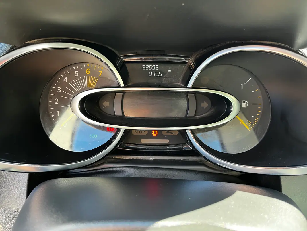 Renault Clio Sport Tourer 2015 - 7950 EUR, 160000 km - AUTO.MOTO.pt - 160000km - foto 6 de 9