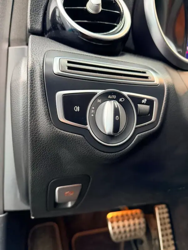 Mercedes-Benz C 300 2019 - 20999 EUR, 234000 km - AUTO.MOTO.pt - 234000km - foto 20 de 24