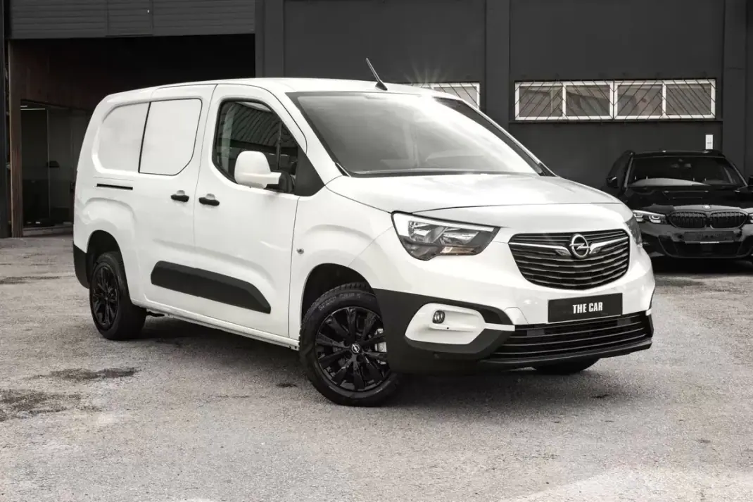 Opel COMBO 2020 - 14800 EUR, 138240 km - AUTO.MOTO.pt - 138240km - foto 1 de 23