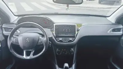 Peugeot 208 2019 - 8299 EUR, 136000 km - AUTO.MOTO.pt - 136000km - foto 19 de 48