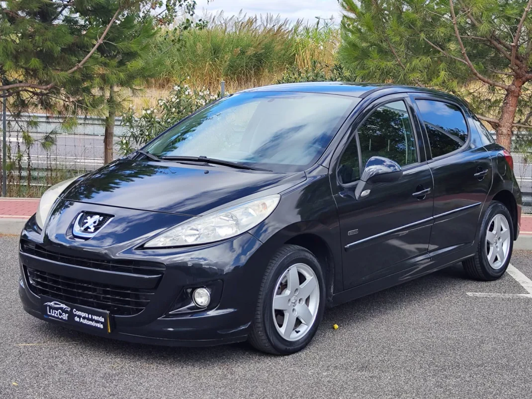Peugeot 207 2011 - 5480 EUR, 219000 km - AUTO.MOTO.pt - 219000km - foto 1 de 38