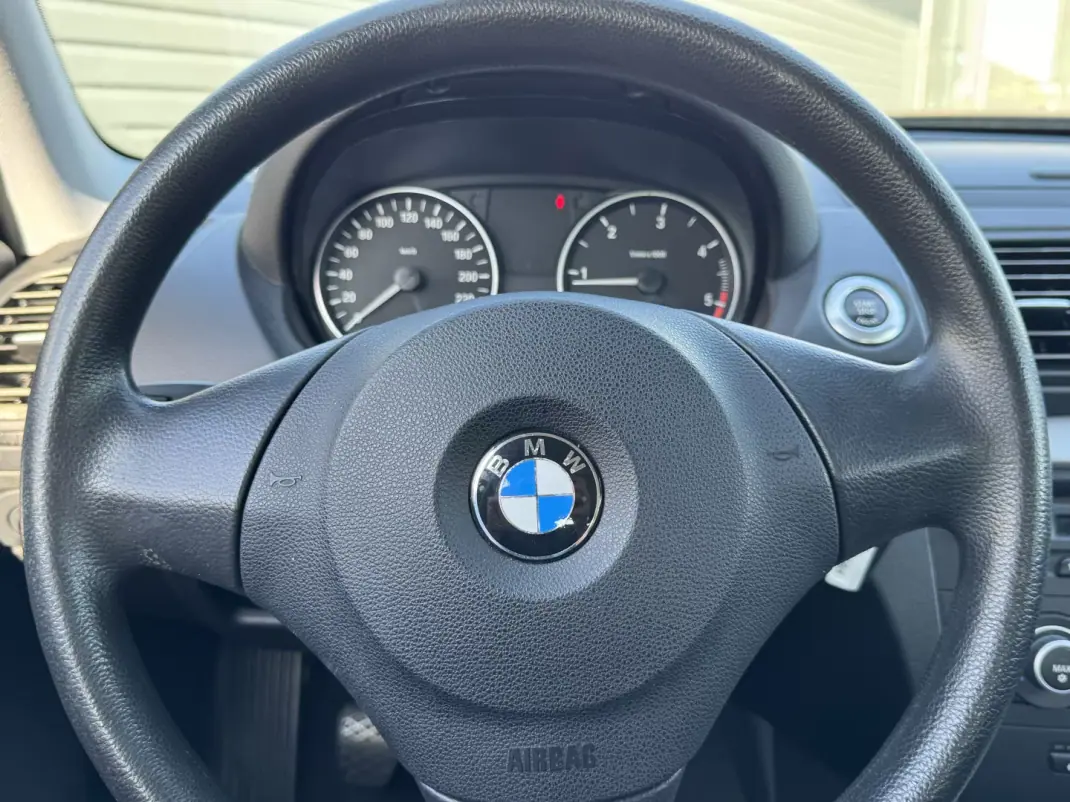 BMW 118 2009 - 9950 EUR, 260000 km - AUTO.MOTO.pt - 260000km - foto 8 de 16