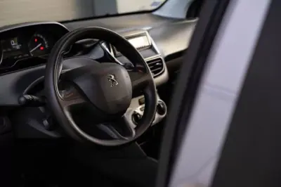Peugeot 208 2019 - 9999 EUR, 106000 km - AUTO.MOTO.pt - 106000km - foto 8 de 20