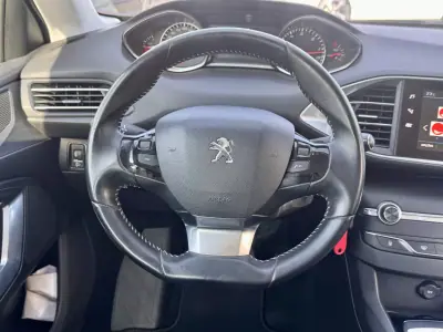 Peugeot 308 SW 2018 - 9990 EUR, 210000 km - AUTO.MOTO.pt - 210000km - foto 11 de 17