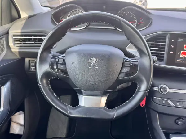 Peugeot 308 SW 2018 - 9990 EUR, 210000 km - AUTO.MOTO.pt - 210000km - foto 11 de 17