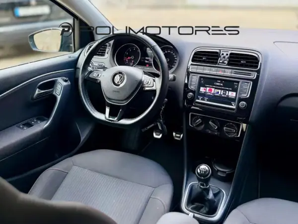 Volkswagen Polo 2017 - 13750 EUR, 50010 km - AUTO.MOTO.pt - 50010km - foto 8 de 16