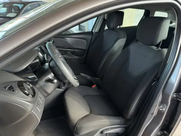 Renault Clio Sport Tourer 2014 - 8950 EUR, 143153 km - AUTO.MOTO.pt - 143153km - foto 20 de 30