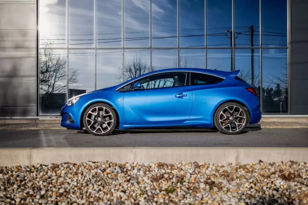 Opel Astra GTC 2013 - 23500 EUR, 109000 km - AUTO.MOTO.pt - 109000km - foto 18 de 47