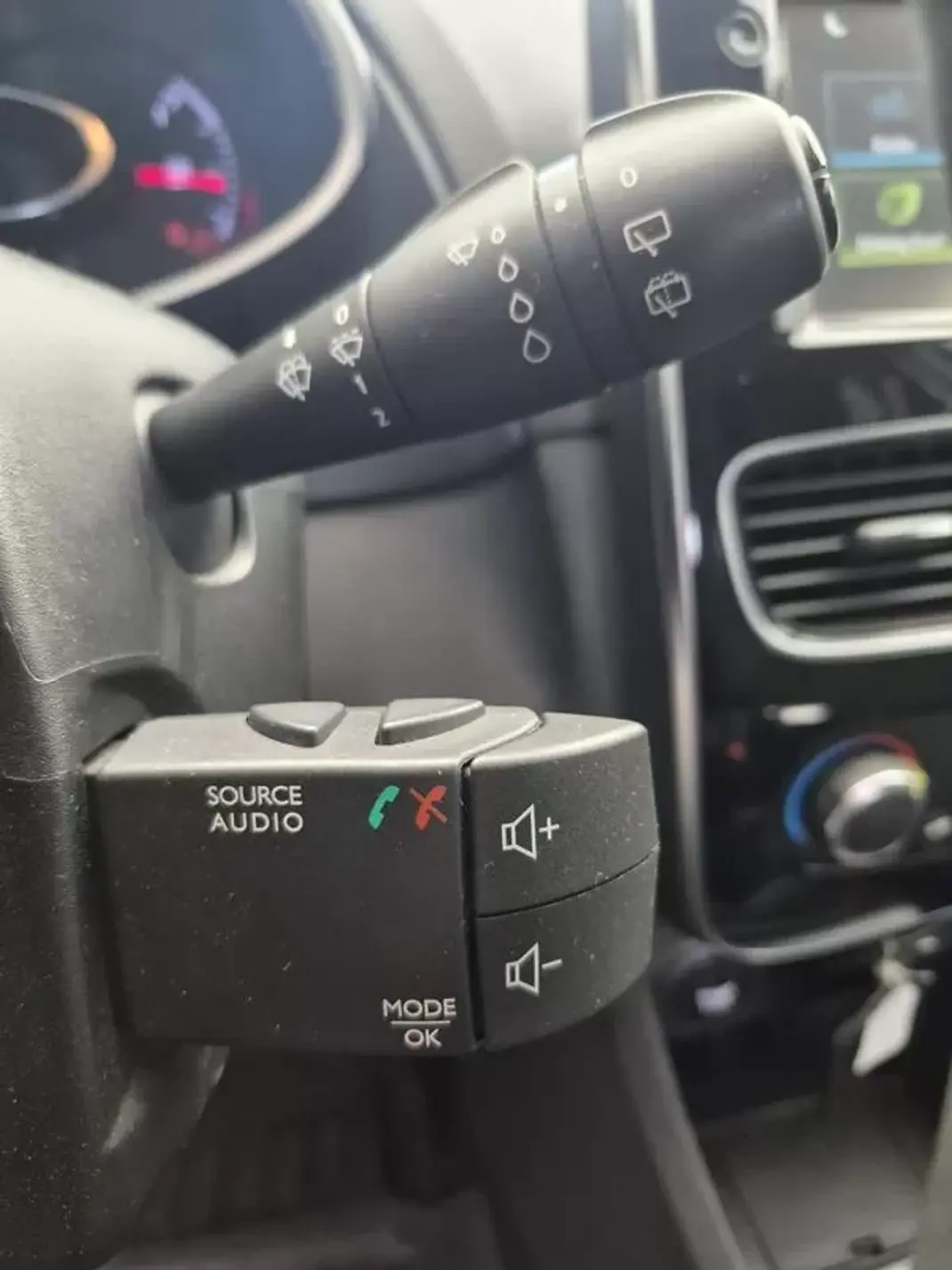 Renault Clio Sport Tourer 2018 - 11250 EUR, 87756 km - AUTO.MOTO.pt - 87756km - foto 27 de 30