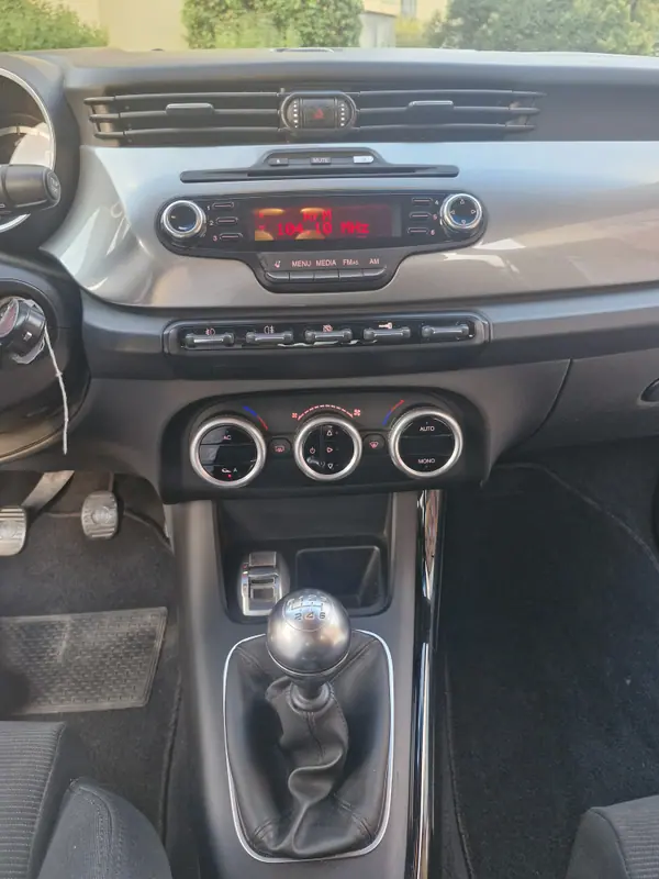 Alfa Romeo Giulietta 2011 - 6990 EUR, 156800 km - AUTO.MOTO.pt - 156800km - foto 13 de 17